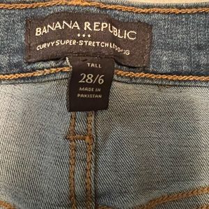 SKINNY FIT: High-waisted and form-fitting. Skinny from hip to hem.